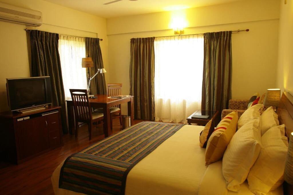 Justa Off Mg Road Hotel Бангалор Екстериор снимка