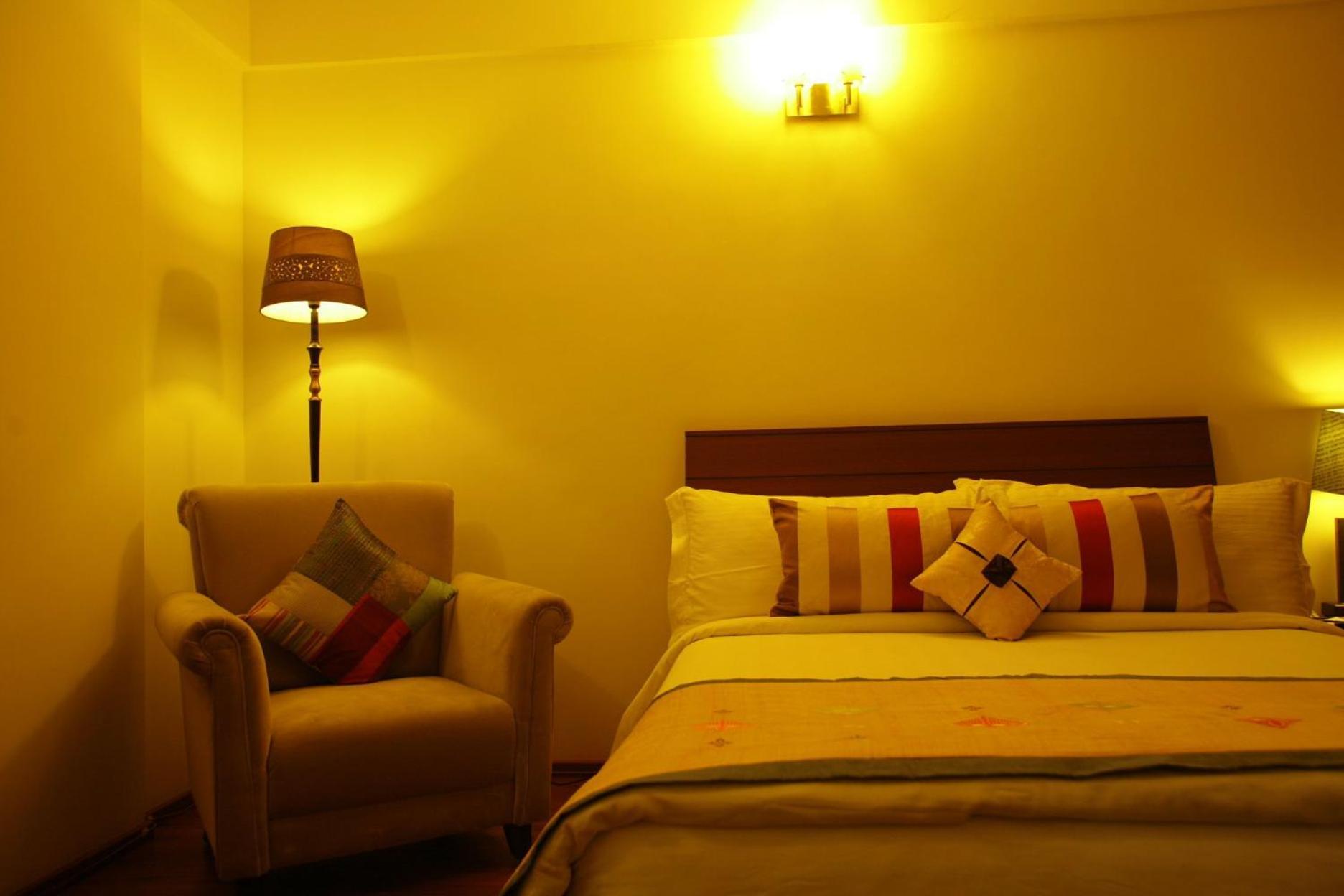 Justa Off Mg Road Hotel Бангалор Екстериор снимка