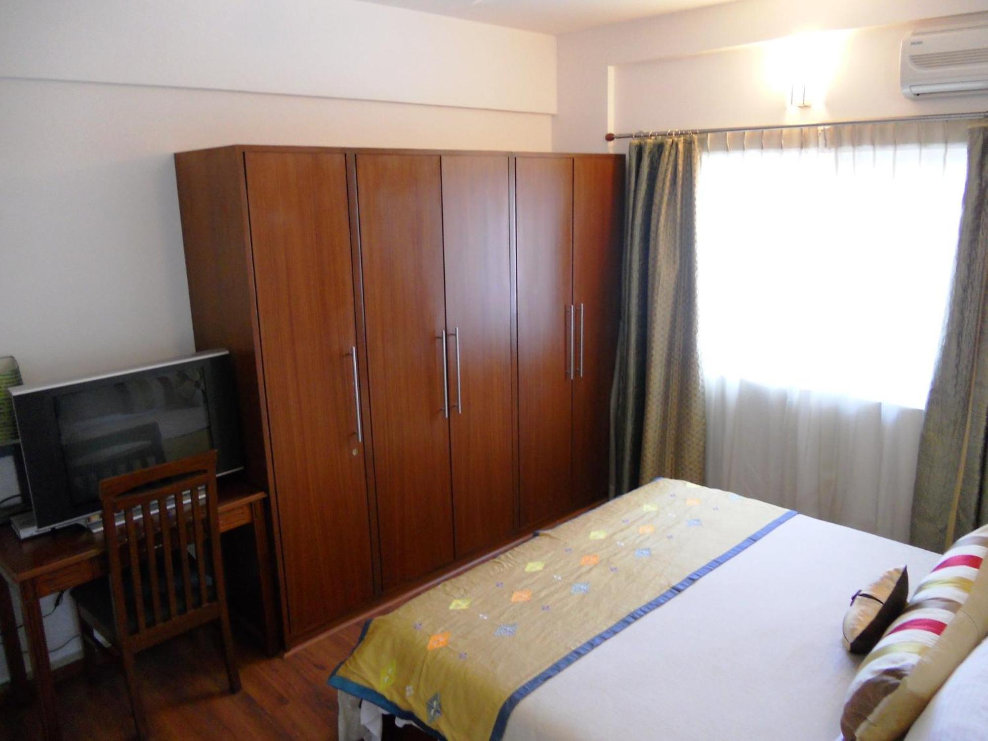 Justa Off Mg Road Hotel Бангалор Екстериор снимка