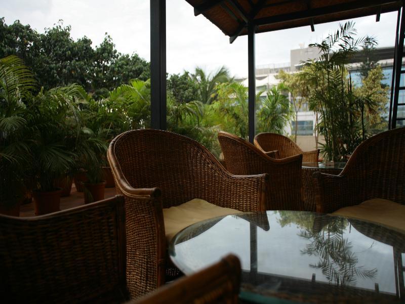 Justa Off Mg Road Hotel Бангалор Екстериор снимка