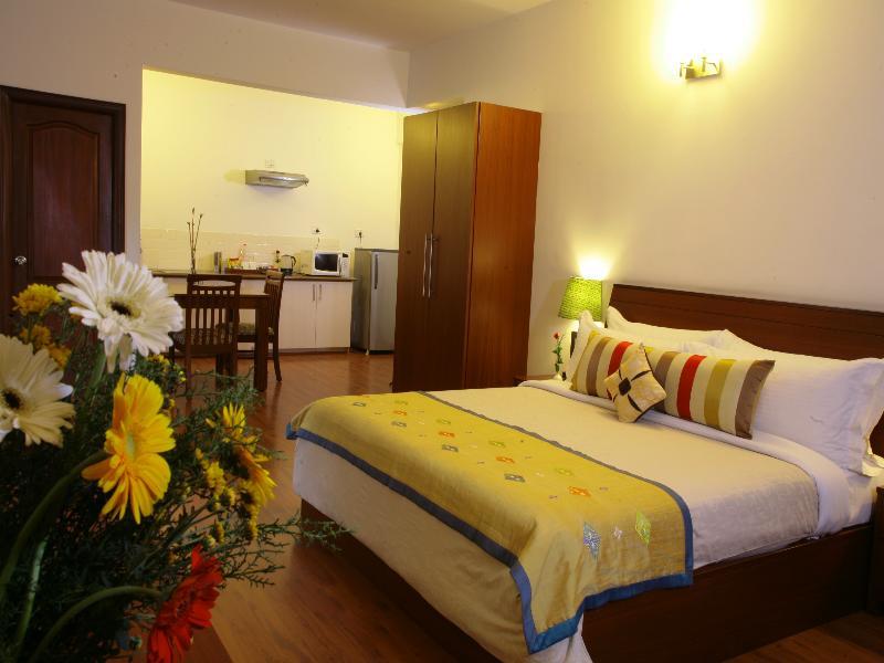 Justa Off Mg Road Hotel Бангалор Екстериор снимка