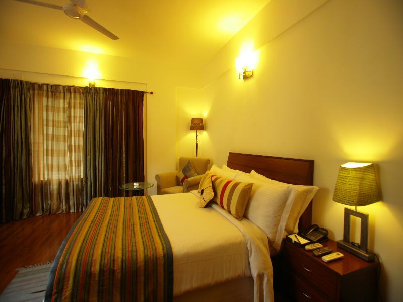 Justa Off Mg Road Hotel Бангалор Екстериор снимка