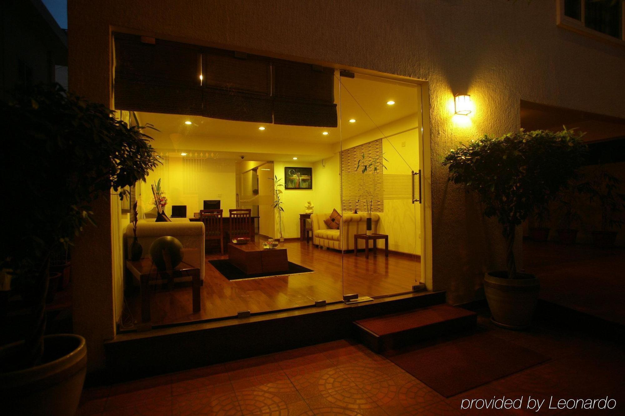 Justa Off Mg Road Hotel Бангалор Екстериор снимка