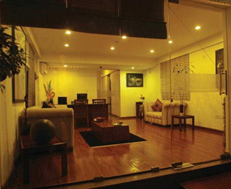 Justa Off Mg Road Hotel Бангалор Екстериор снимка