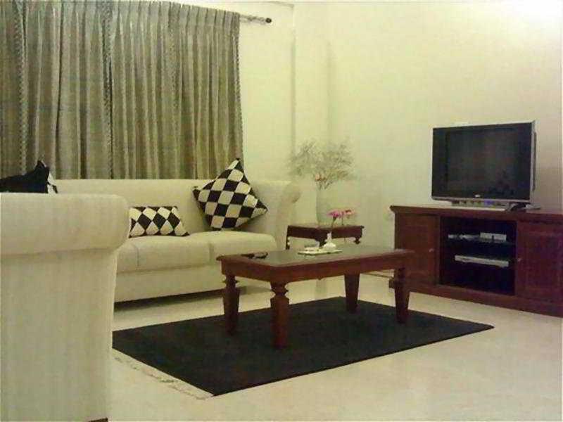 Justa Off Mg Road Hotel Бангалор Стая снимка