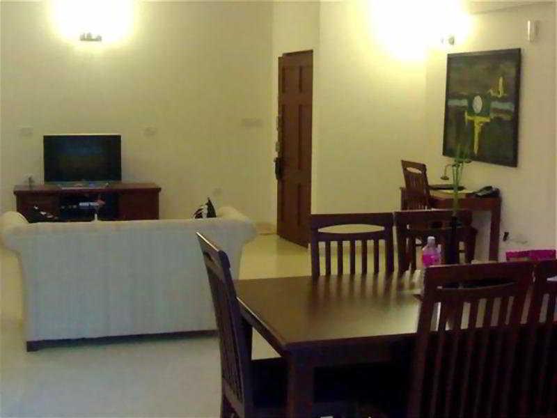 Justa Off Mg Road Hotel Бангалор Стая снимка