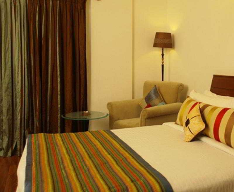 Justa Off Mg Road Hotel Бангалор Екстериор снимка