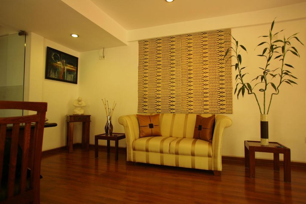 Justa Off Mg Road Hotel Бангалор Екстериор снимка