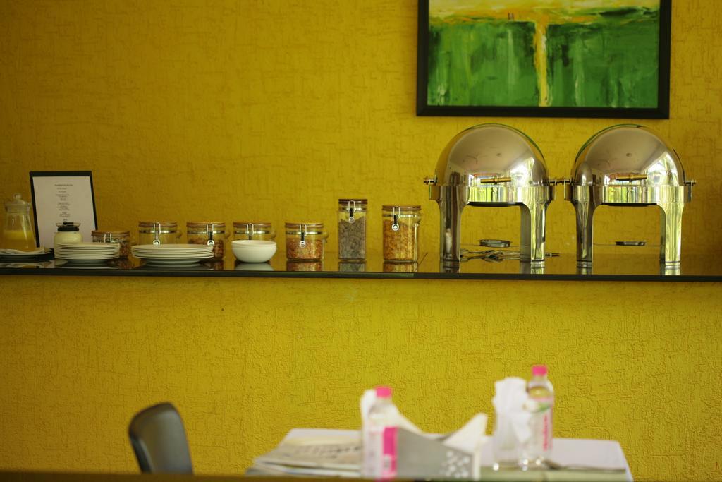 Justa Off Mg Road Hotel Бангалор Екстериор снимка