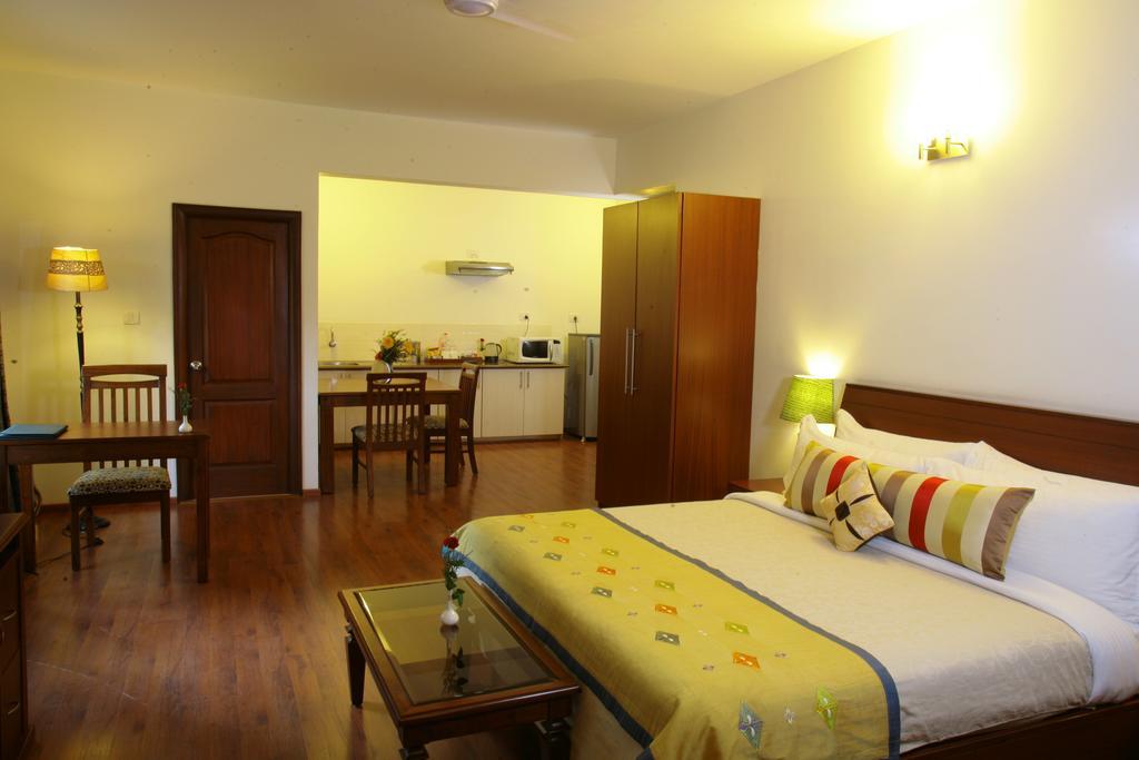 Justa Off Mg Road Hotel Бангалор Екстериор снимка