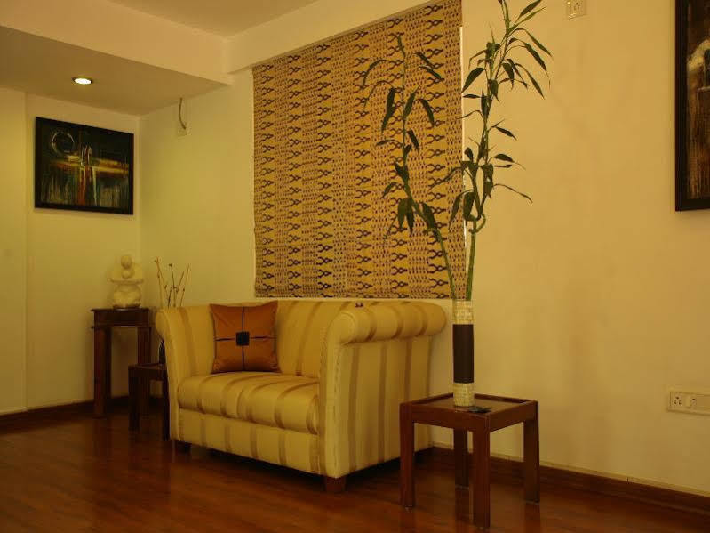 Justa Off Mg Road Hotel Бангалор Екстериор снимка