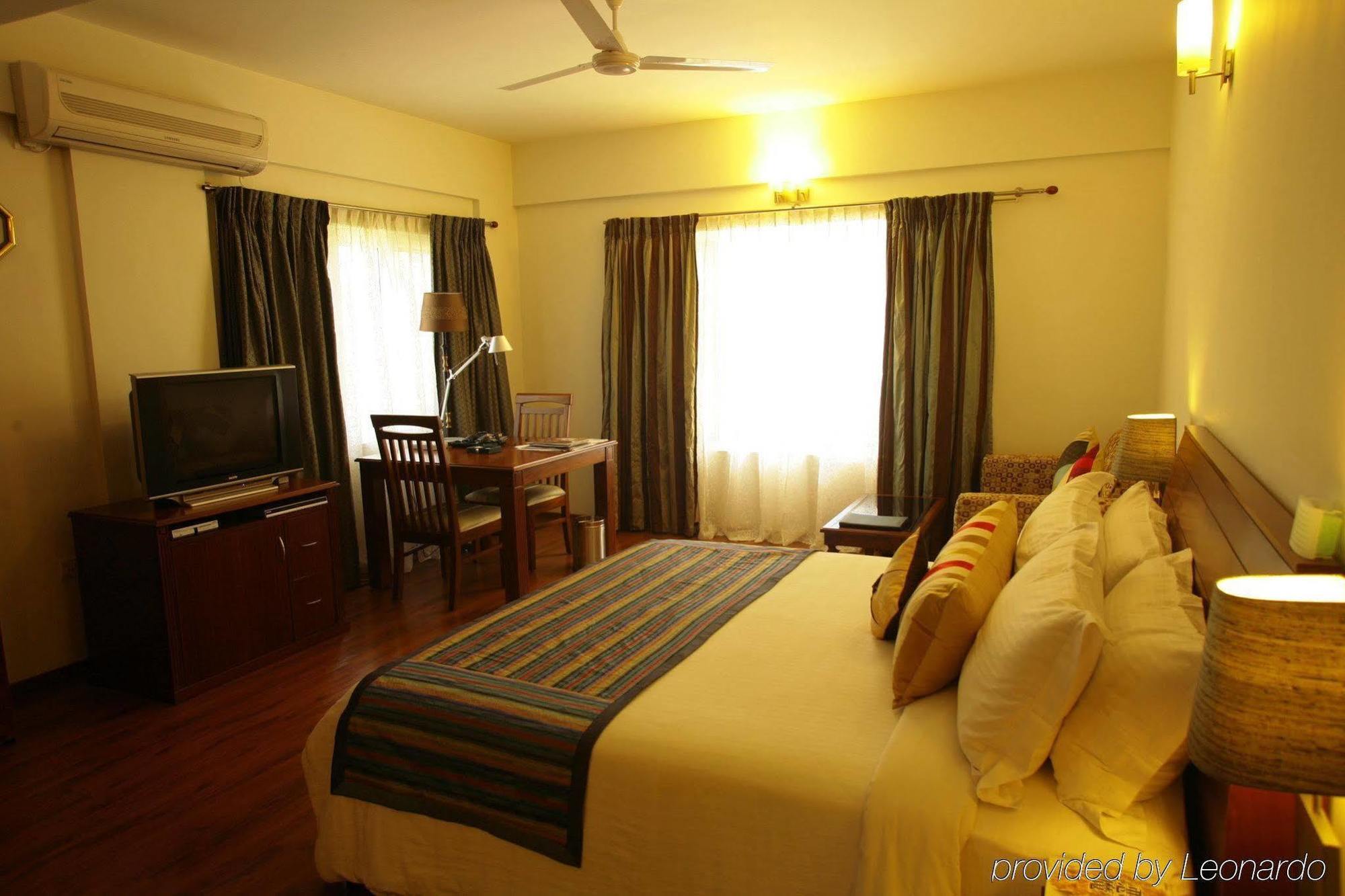 Justa Off Mg Road Hotel Бангалор Стая снимка