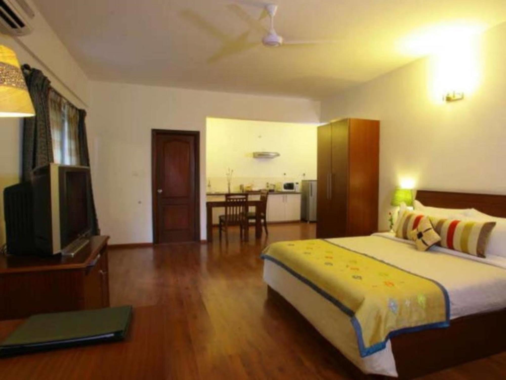 Justa Off Mg Road Hotel Бангалор Екстериор снимка