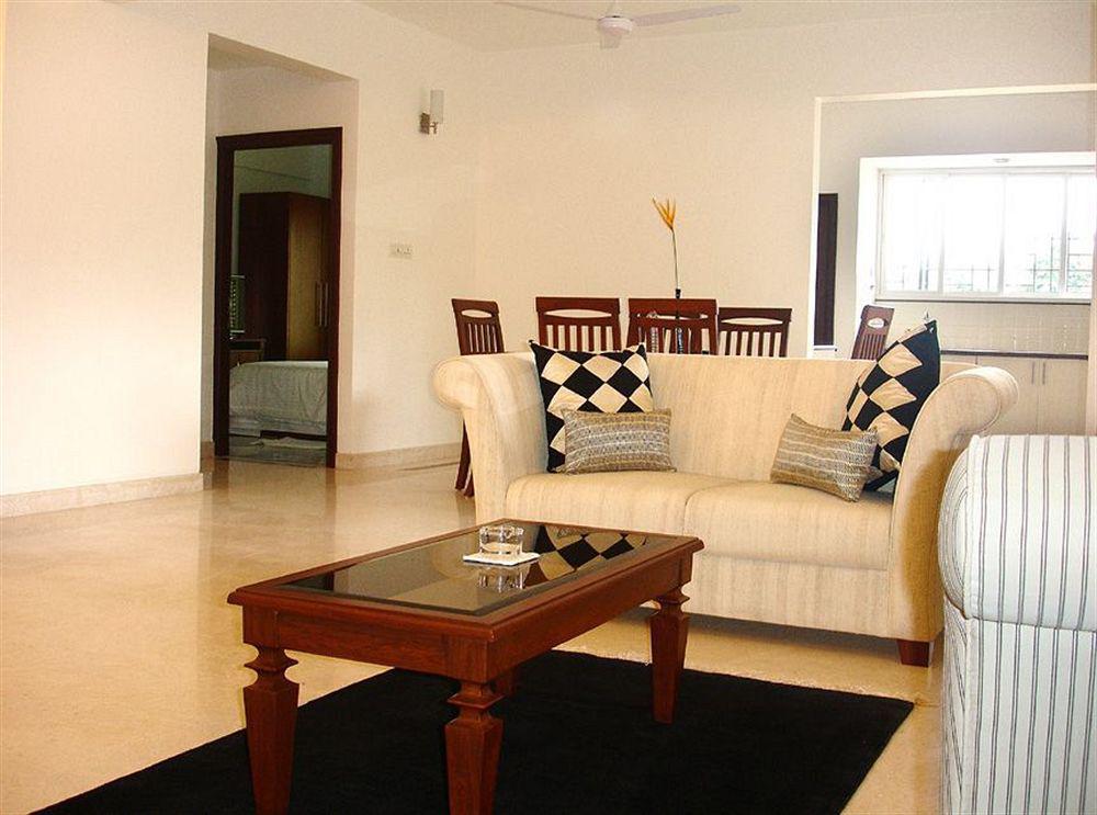 Justa Off Mg Road Hotel Бангалор Екстериор снимка
